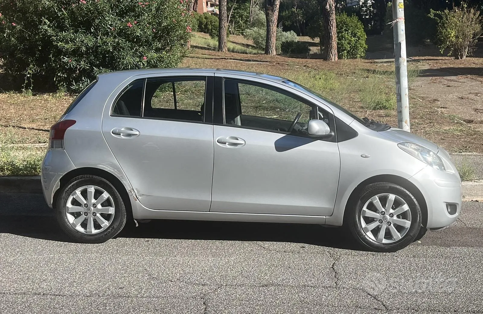 Toyota Yaris 2011 photo 2