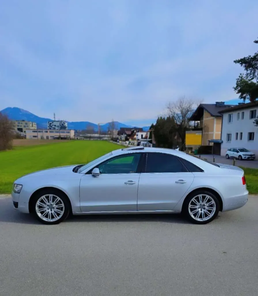 Audi A8 2010 photo 2