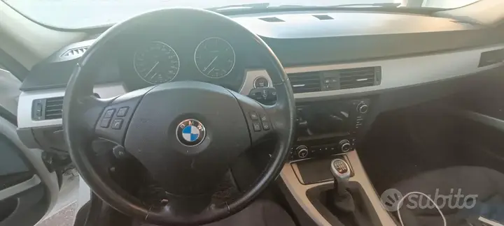 BMW 320 2010 photo 2
