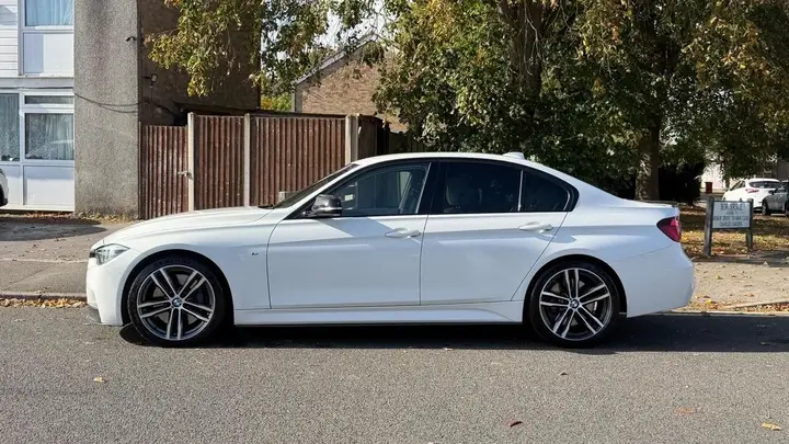 BMW 3 Series 2018 photo 2