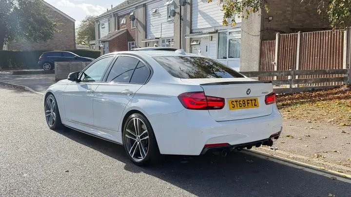 BMW 3 Series 2018 photo 3