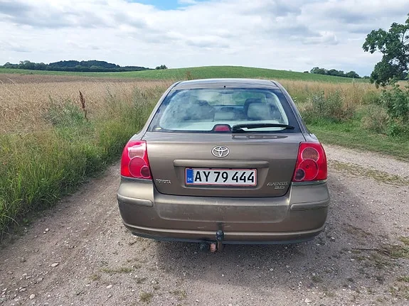 Toyota Avensis 2004 photo 2