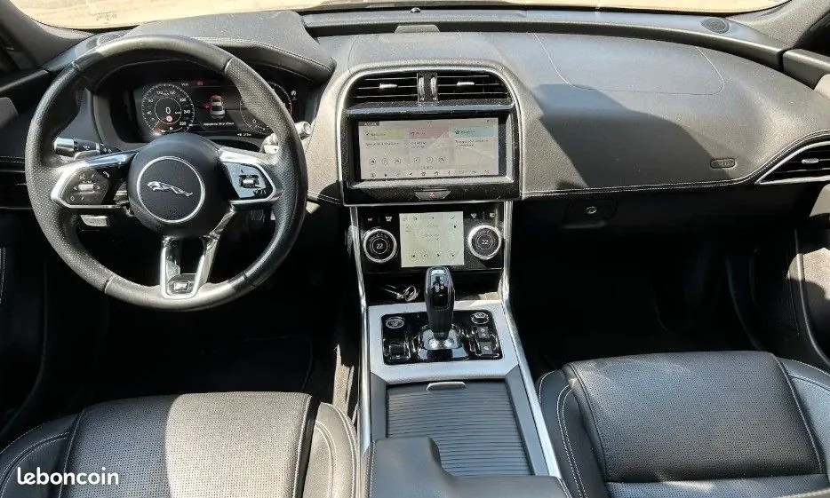 Jaguar Xe 2019 photo 3