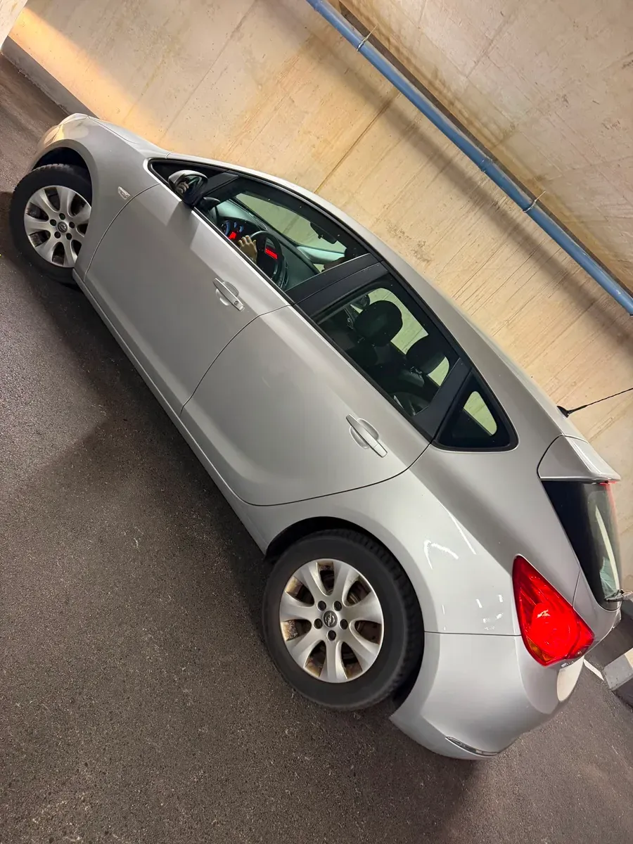 Opel Astra 2013 photo 2