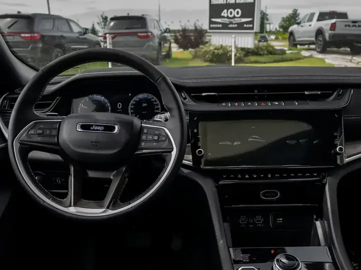 Jeep Grand Cherokee 2026 photo 3
