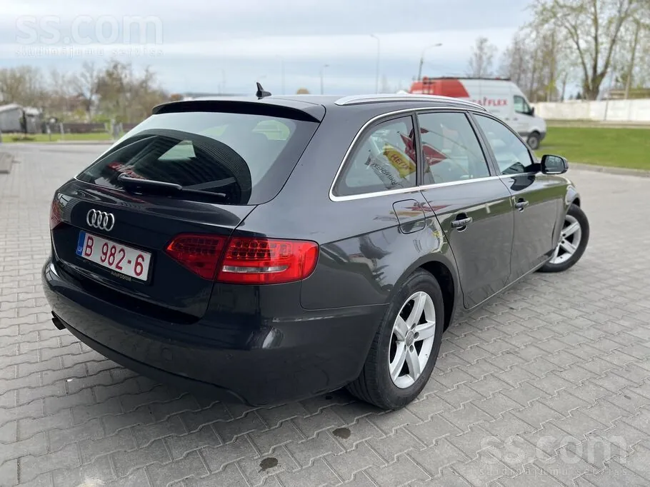 Audi A4 2011 photo 2
