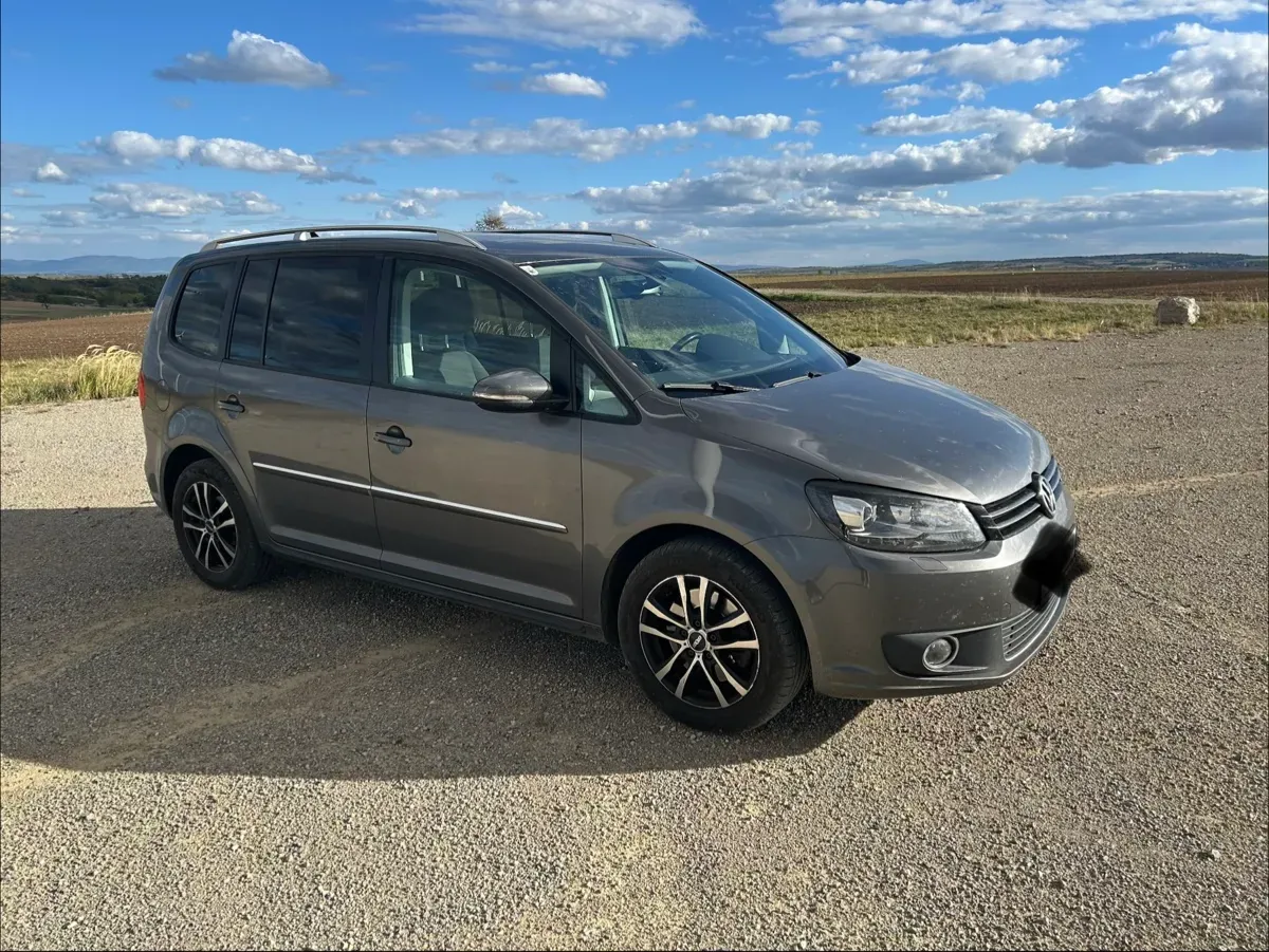 Volkswagen Touran 2012 photo 2