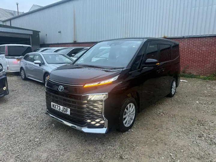 Toyota Voxy 2023 photo 4