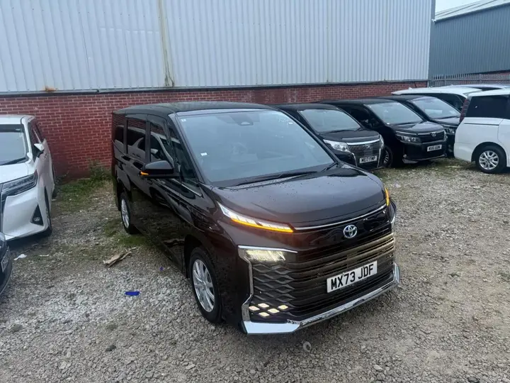 Toyota Voxy 2023 photo 2