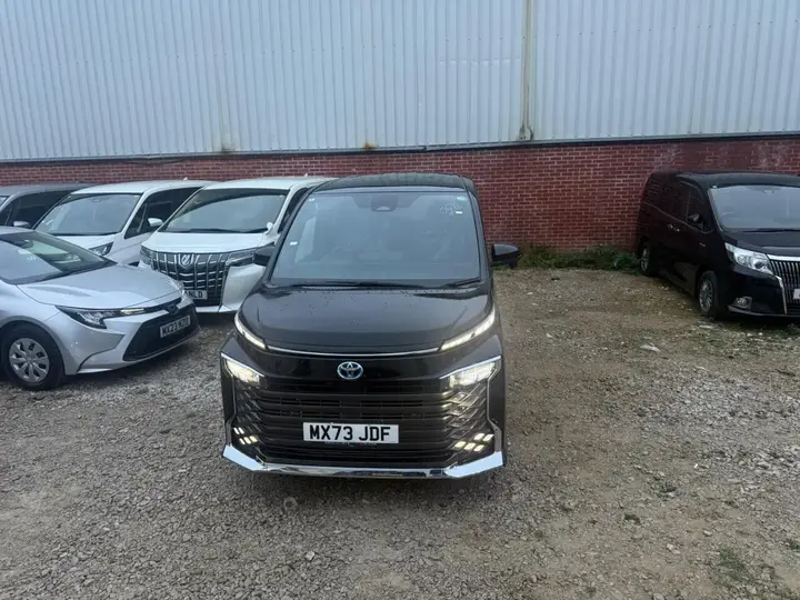 Toyota Voxy 2023 photo 3