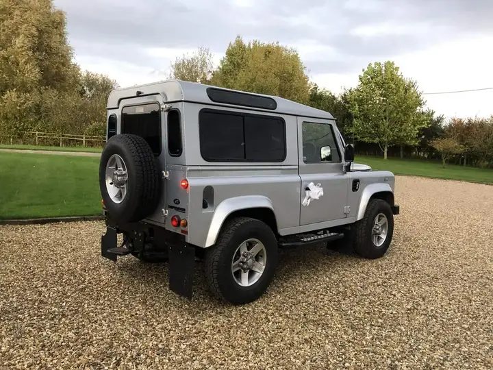Land Rover Defender 2010 photo 4