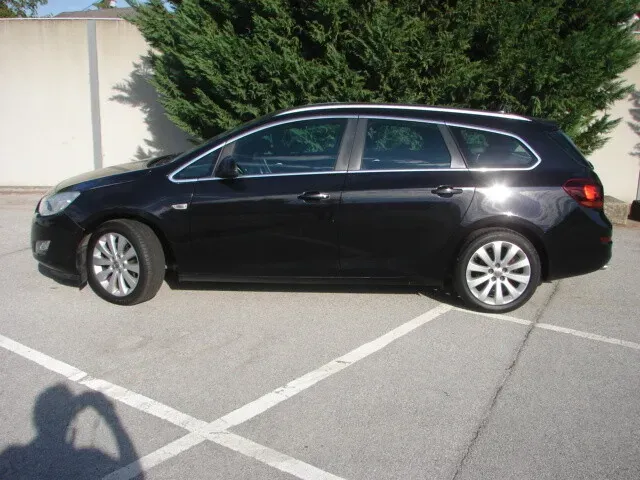 Opel Astra 2011 photo 2