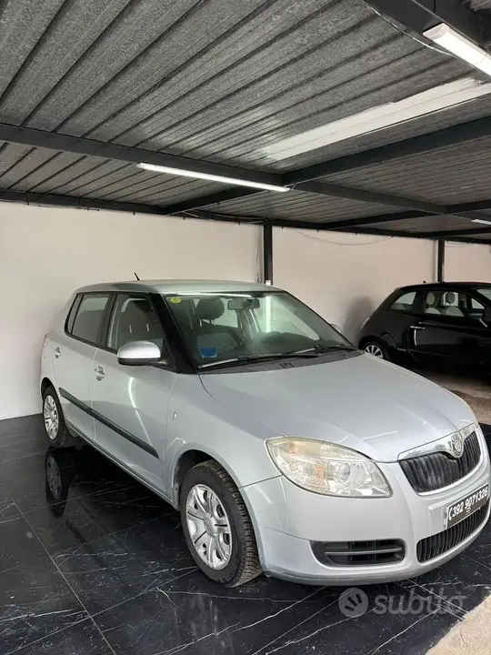 Skoda Fabia 2010 photo 2