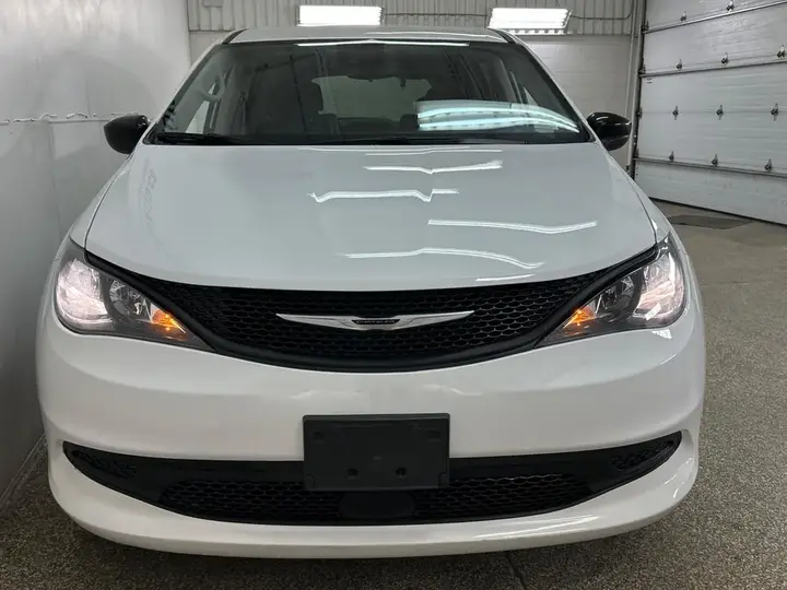 Chrysler Grand Caravan 2024 photo 2