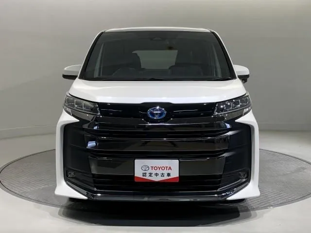 Toyota Noah 2023 photo 2