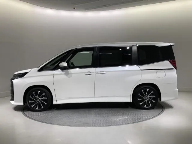 Toyota Noah 2023 photo 5