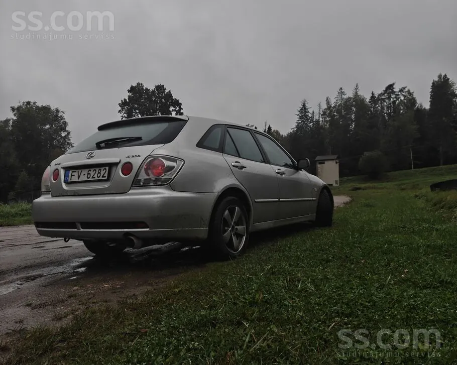 Lexus Is 2003 photo 4