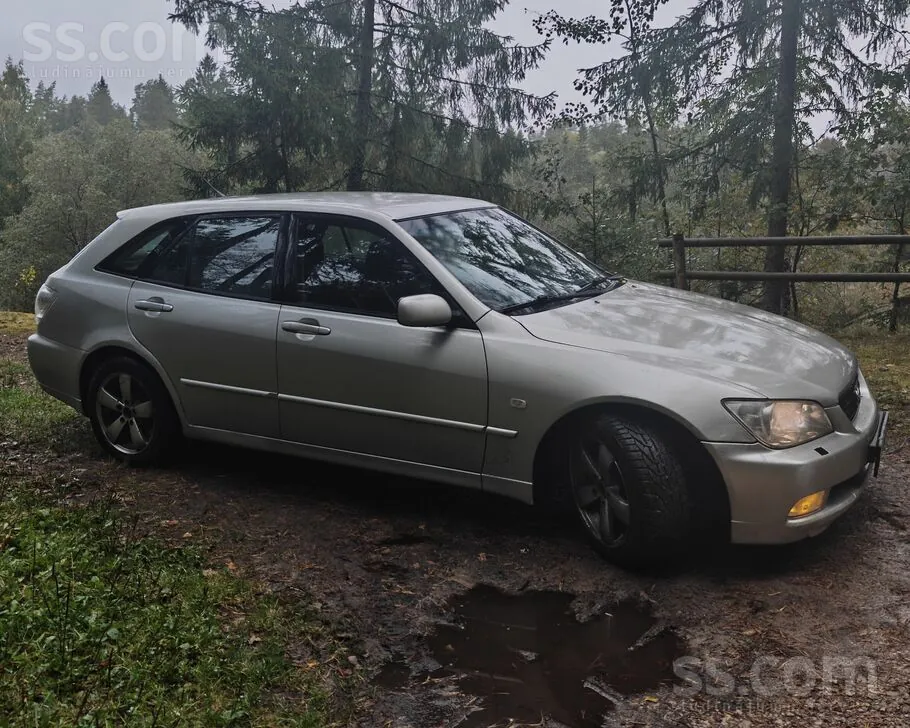 Lexus Is 2003 photo 2
