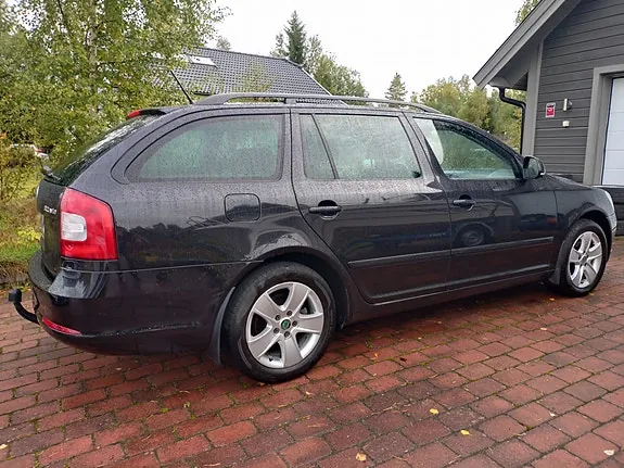 Skoda Octavia 2011 photo 2