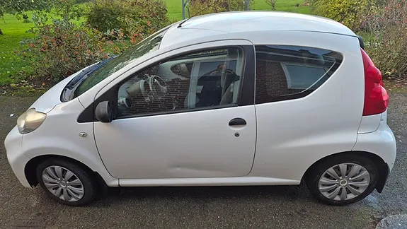 Peugeot 107 2011 photo 2