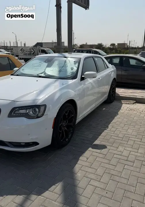 Chrysler 300 2022 photo 2