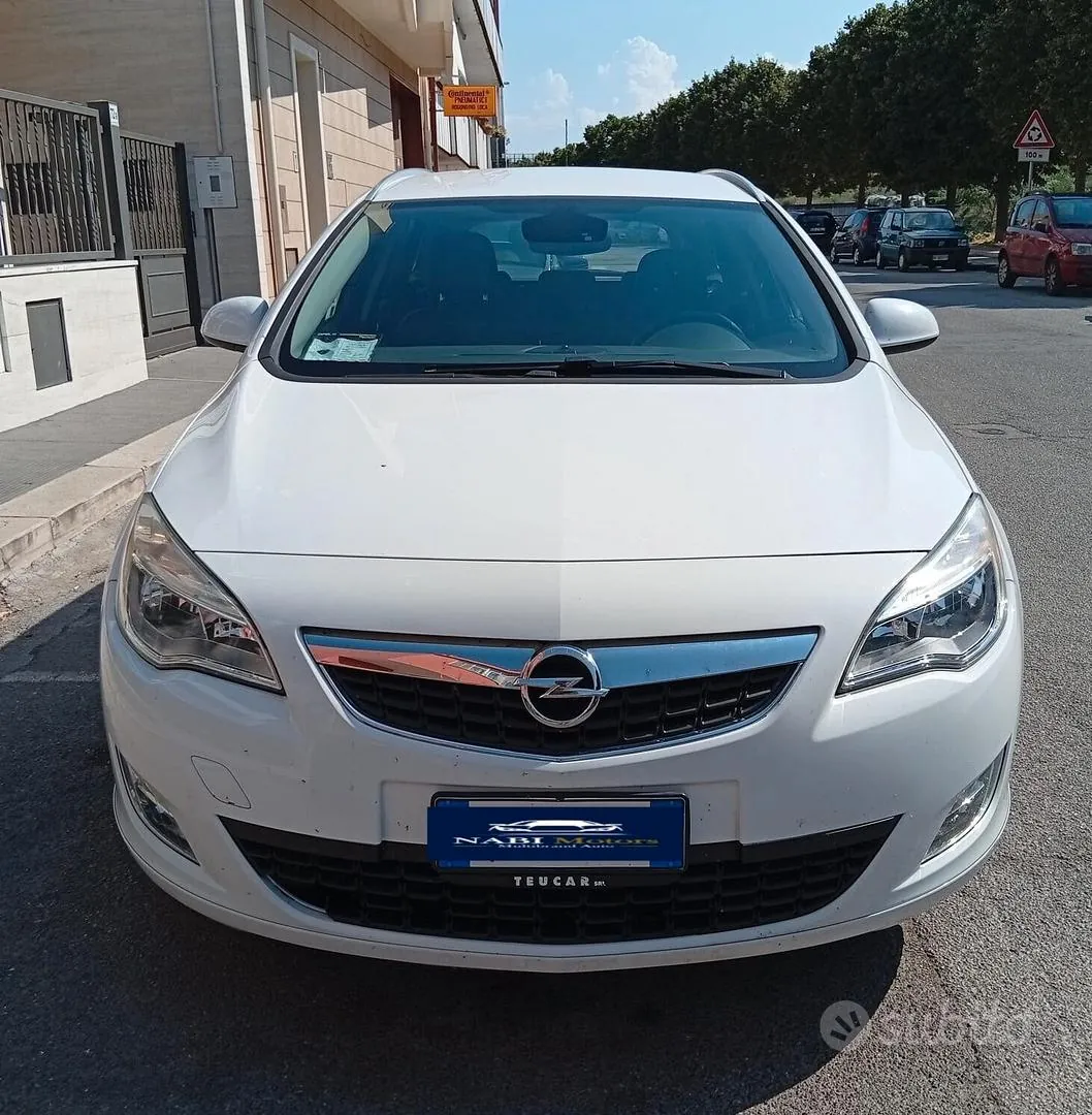 Opel Astra 2012 photo 2