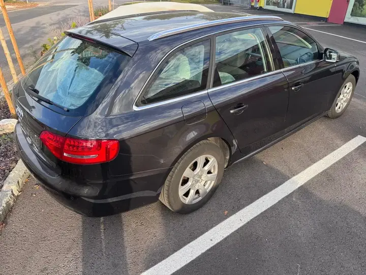 Audi A4 2011 photo 2