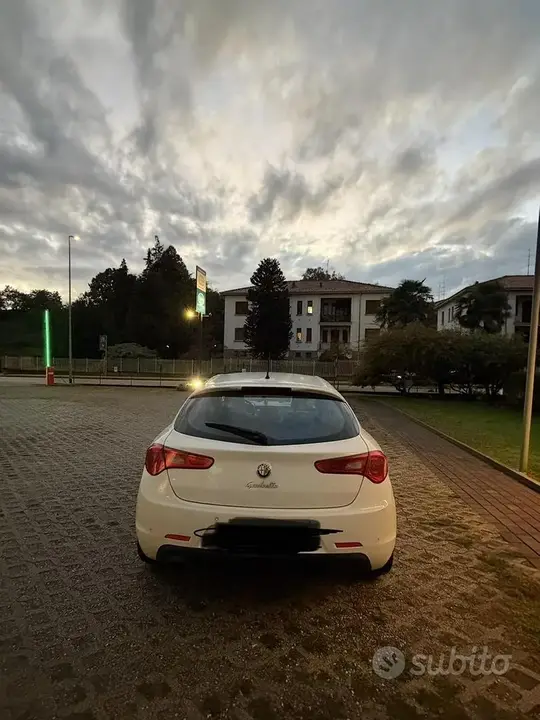 Alfa Romeo Giulietta 2012 photo 2