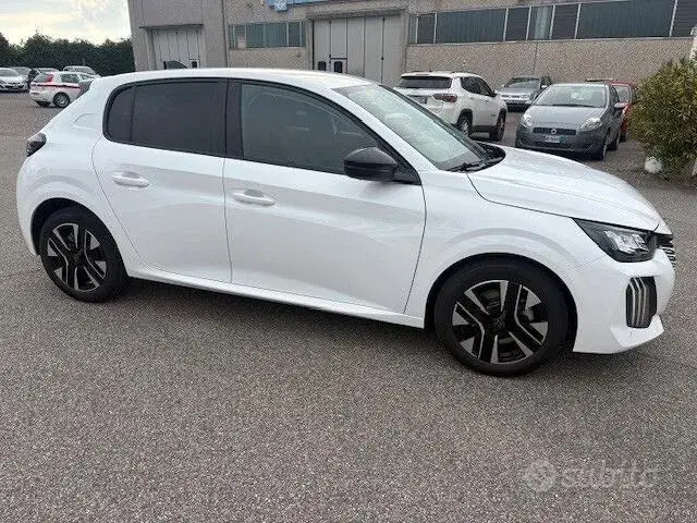 Peugeot 208 2025 photo 2