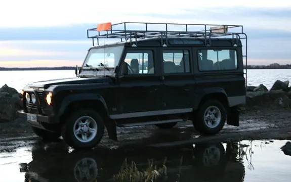 Land Rover Defender 110 1998 photo 2