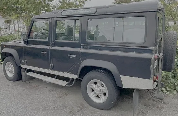 Land Rover Defender 110 1998 photo 3