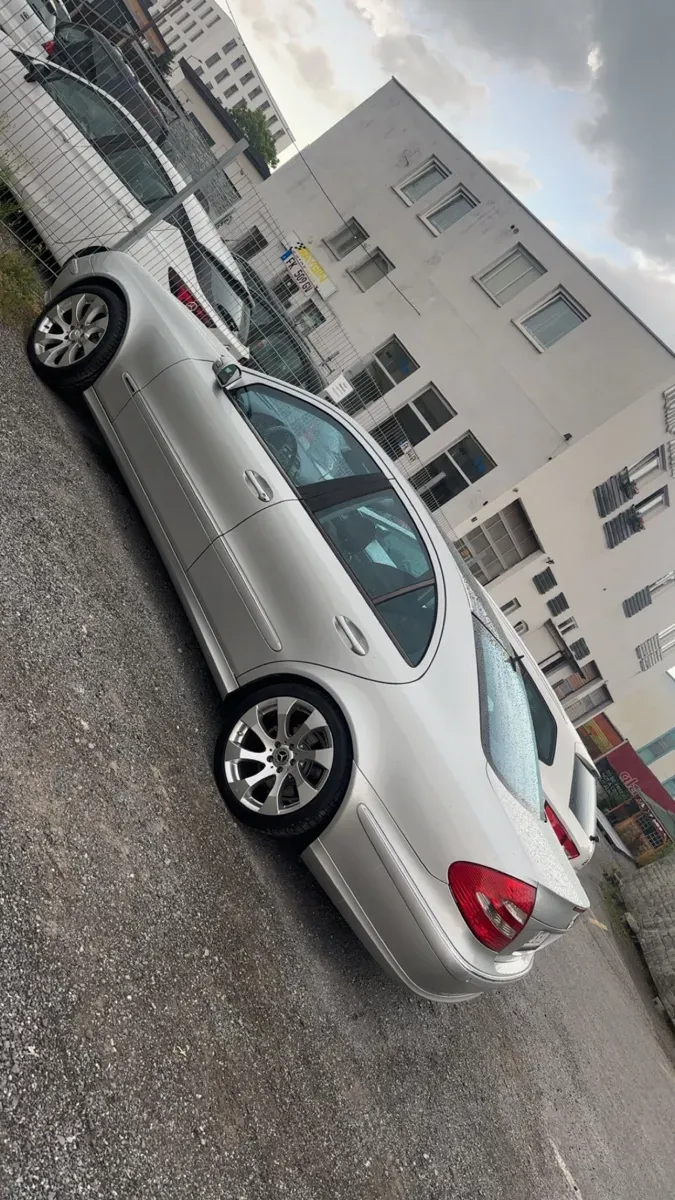 Mercedes-Benz E-Class 2003 photo 3
