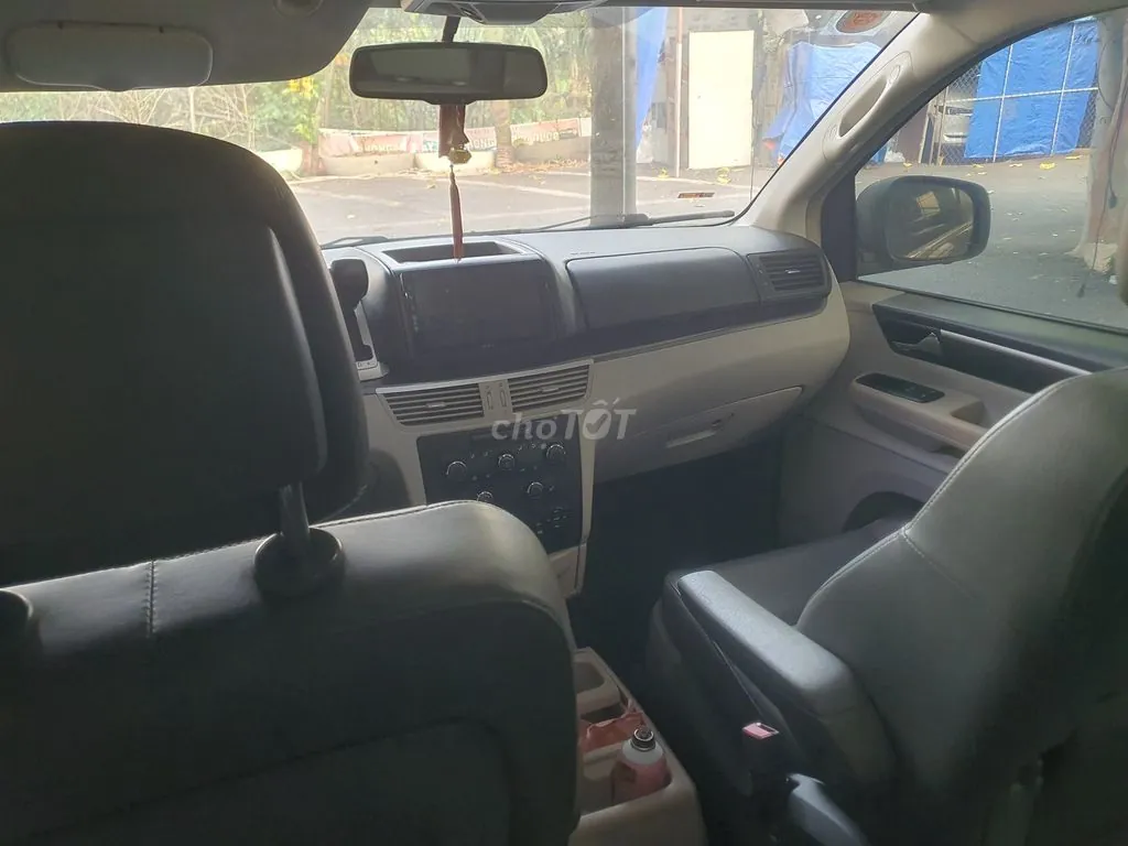 Volkswagen Routan 2010 photo 3
