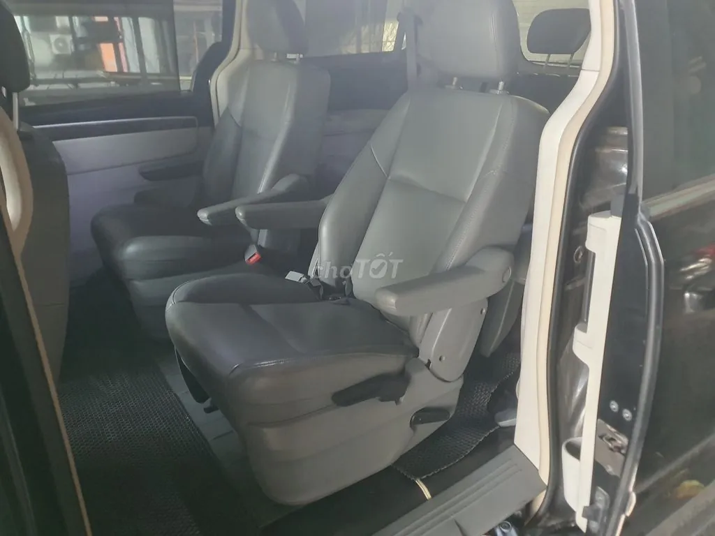 Volkswagen Routan 2010 photo 2