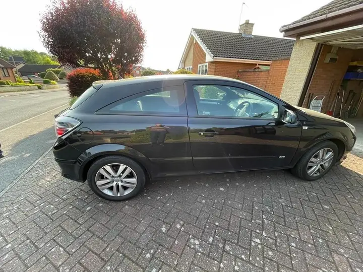 Vauxhall Astra 2009 photo 2