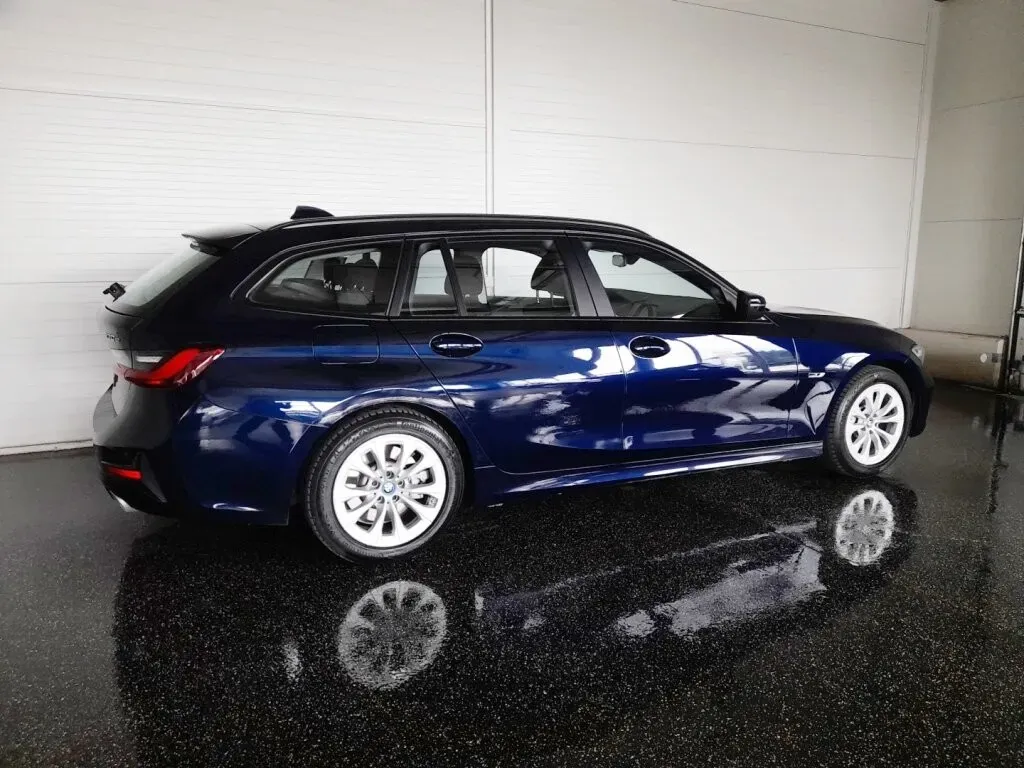 BMW 3 Series 2022 photo 2