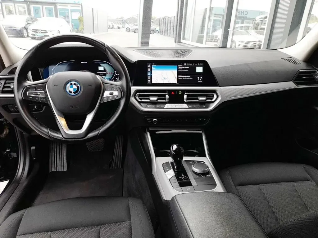 BMW 3 Series 2022 photo 3