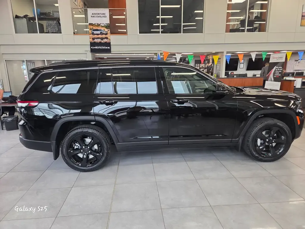 Jeep Grand Cherokee 2026 photo 4