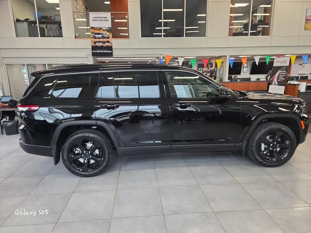 Jeep Grand Cherokee 2026 photo 3