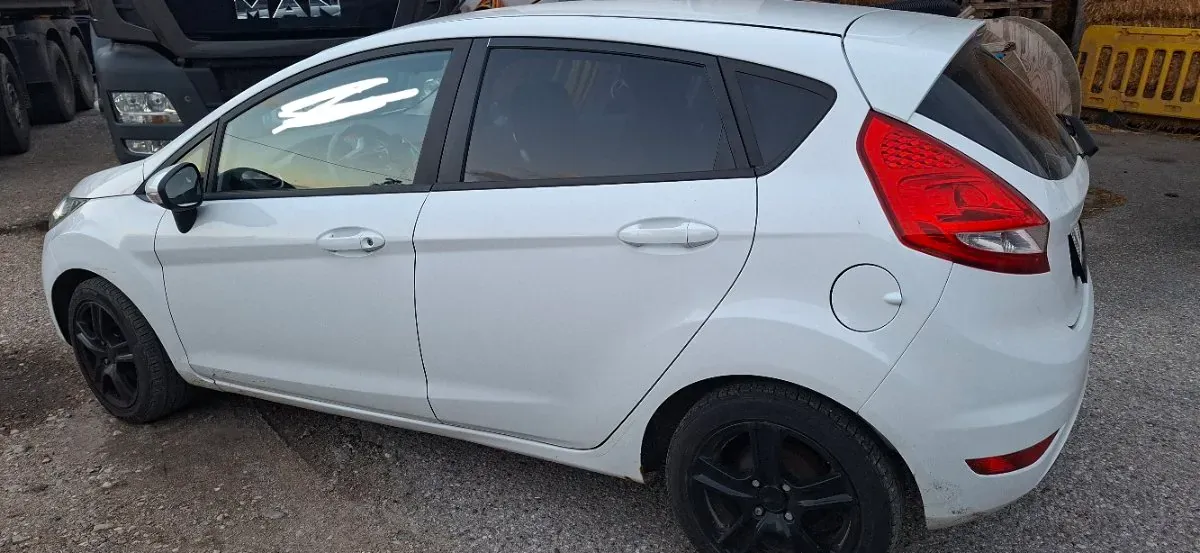 Ford Fiesta 2012 photo 2