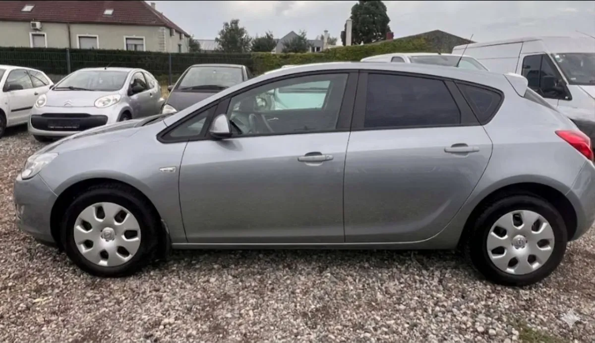 Opel Astra 2010 photo 2