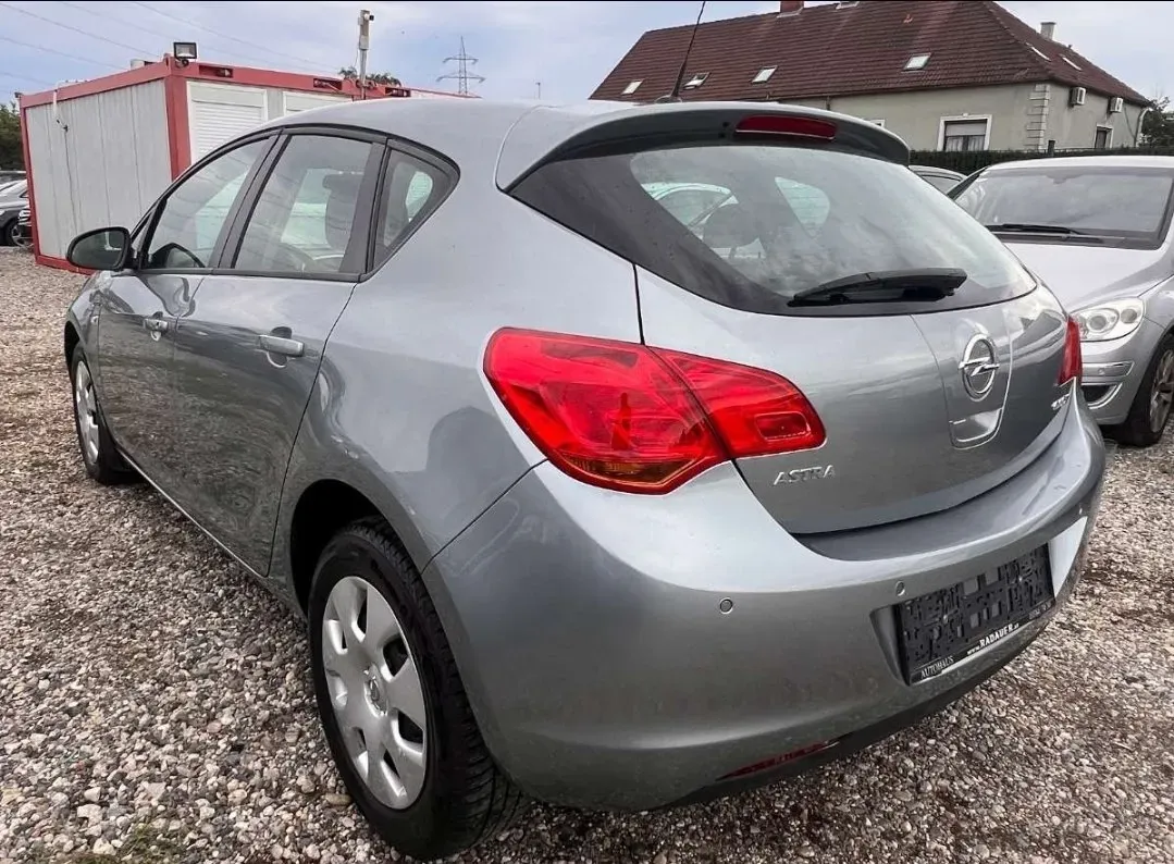 Opel Astra 2010 photo 3