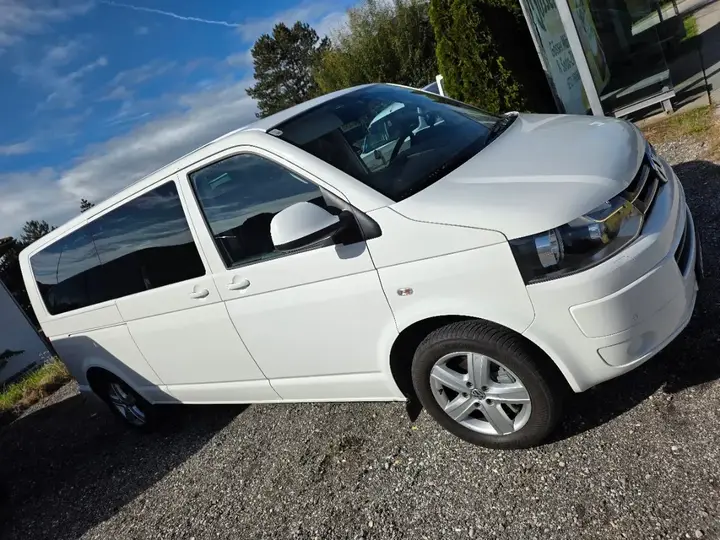 Volkswagen Multivan 2010 photo 2