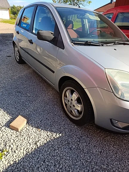 Ford Fiesta 2004 photo 2