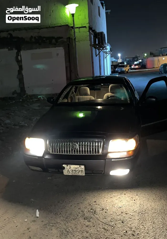 Ford Crown Victoria 2010 photo 2