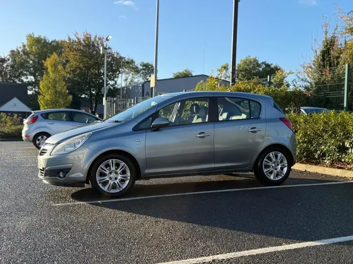 Vauxhall Corsa 2011 photo 2