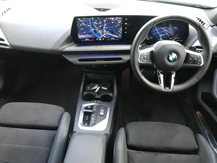 BMW 1 Series 2025 photo 2