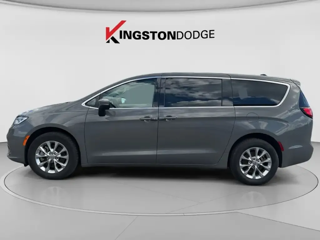 Chrysler Pacifica 2023 photo 2