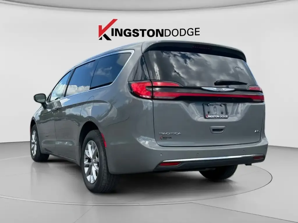 Chrysler Pacifica 2023 photo 3