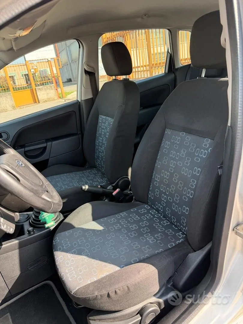 Ford Fiesta 2004 photo 4